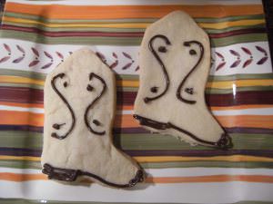 Adorable shortbread cookies that look like cowboy boots - Get the recipe to make them on comfortablydomestic.com