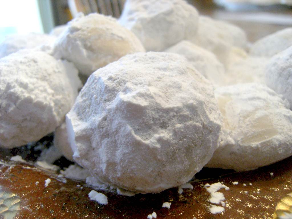 Pfeffernusse Snowball Cookies | ComfortablyDomestic.com