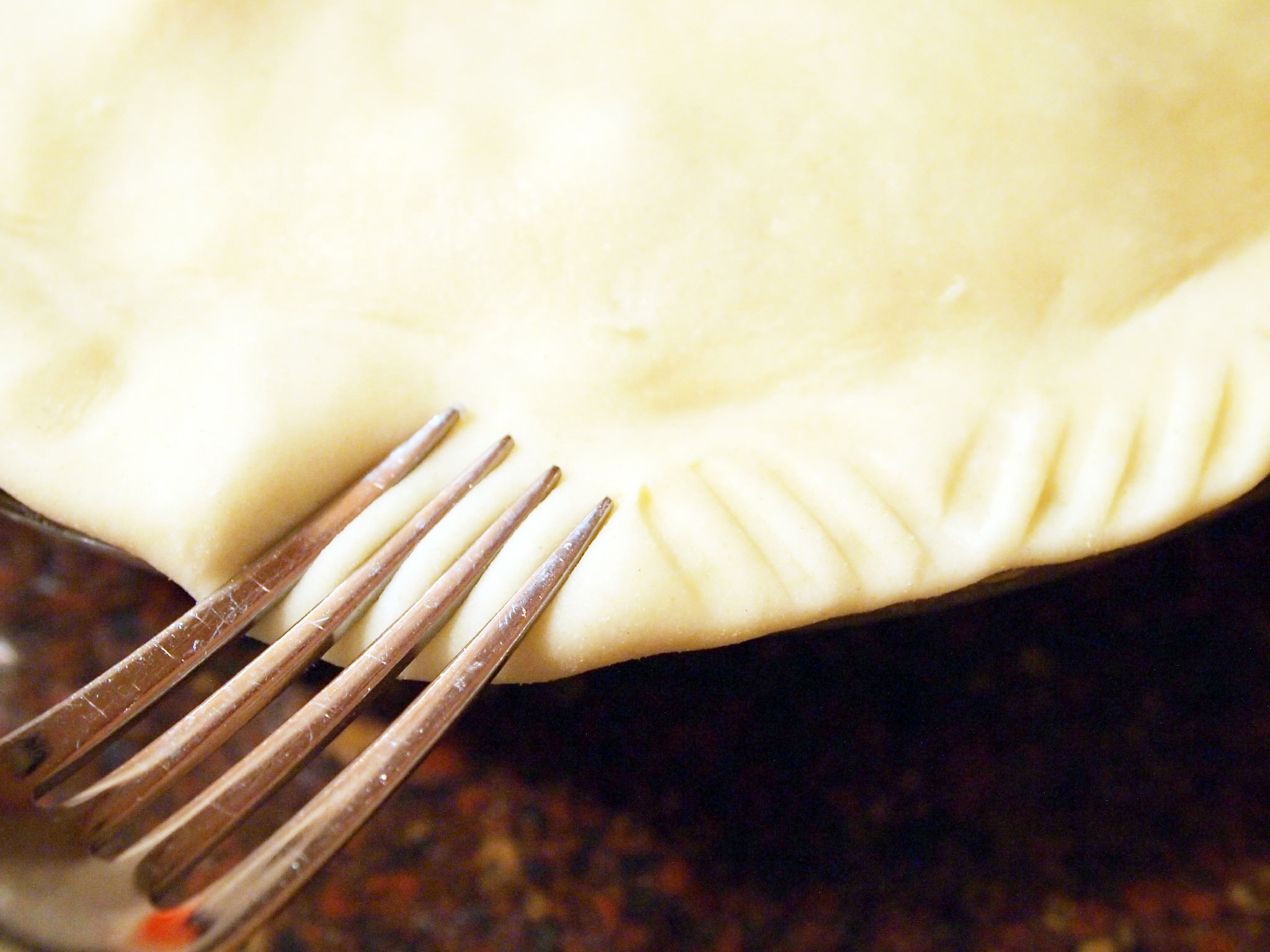 making a criss cross pattern into pie dough
