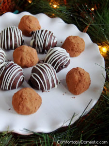 Homemade Chocolate Truffles || Recipe on ComfortablyDomestic.com