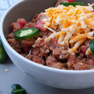 Hearty, stick to your ribs style chili recipe that’s perfect alone, spooned over hot dogs, or as a meaty filling for nachos. | ComfortablyDomestic.com