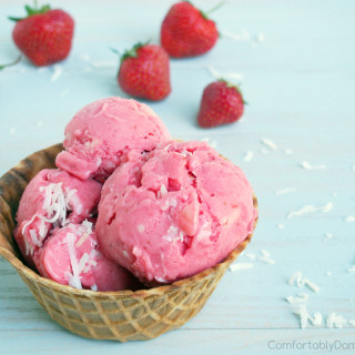 Strawberry colada frozen yogurt is a refreshing treat on a warm summer day. Ripe, juicy strawberries mingle with tangy pineapple and sweet coconut for a dreamy, creamy homemade frozen dessert. | ComfortablyDomestic.com