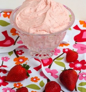Fresh strawberry buttercream is a dreamy frosting! Fresh strawberries lend both beauty and ripe, juicy flavor to this sweet topping. | ComfortablyDomestic.com