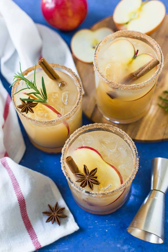 aerial-photo-of-apple-cider-margaritas-in-glasses-with-cinnamon-sticks-and-apple-slices 