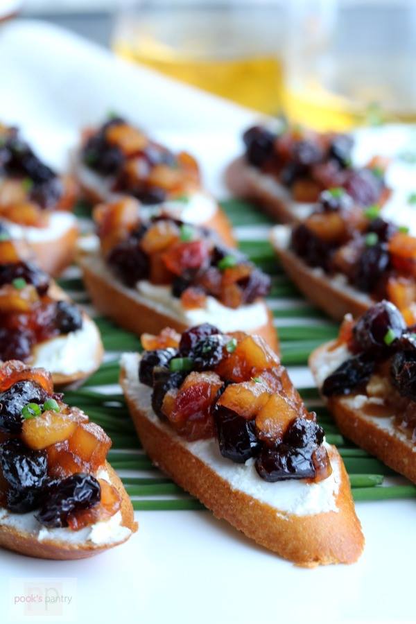 rows-of-sliced-baguette-topped-with-colorful-apple-chutney