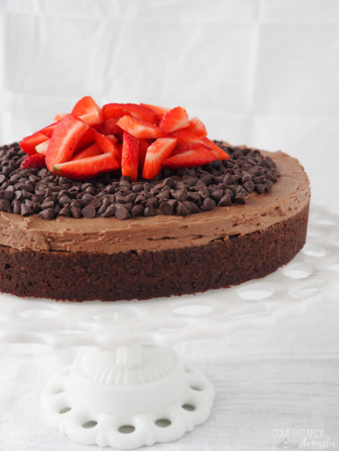 gluten-free-chocolate-fudge-cake-with-chocolate-chips-and-strawberries